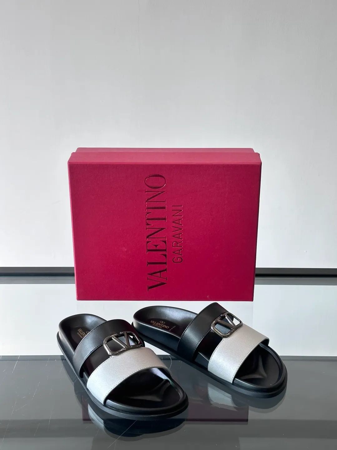 Men's shoes 💰p320 "VALENTINO" Valentino Men's 🧍‍♂️ Spring and summer new style metal rivet flat slippers, elegant sandals, the same style worn by celebrities, original molding, imported calfskin. Rubber outsole. Soft and durable, full set of counter packaging size: 39-44 (customized at 38.45.46)